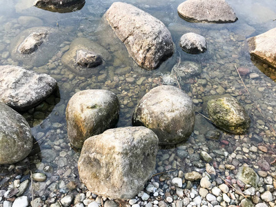 水海湖河中的大而圆美丽的天然石鹅卵石。背景，纹理