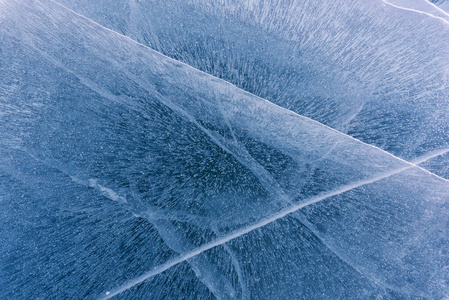 贝加尔湖美丽的冰，有抽象的裂缝