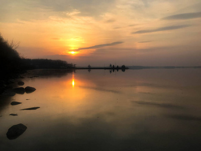 美丽的红色夕阳在河海海湖的地平线上