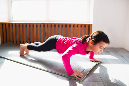 大胆国模小娇小女孩在家做俯卧撑锻炼.