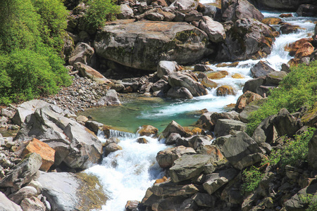 范围 风景 旅游业 美丽的 阿尔卑斯山 瀑布 秋天 徒步旅行