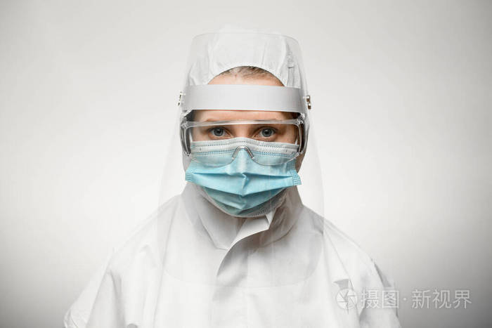 女科学家穿着防护服戴着防护罩和医用面罩