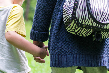 自然 孩子们 太阳 白种人 小孩 女孩 外部 家庭 童年