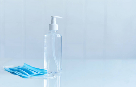 手卫生用洗手液瓶冠状病毒防护和白色背景的医用防护口罩