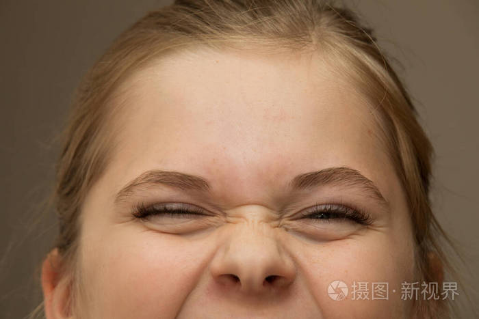 年轻女孩笑着眯着眼睛