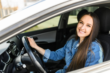 一个年轻女子正在开车