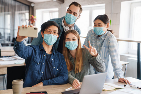 手机 女人 危险 白种人 签名 面对 健康 图书馆 面具