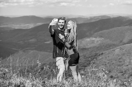 暑假概念.年轻的冒险家.和亲爱的一起旅行.相爱的情侣爬山.