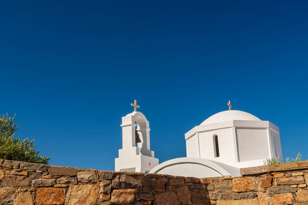 希腊圣托里尼岛奥亚火山口上的蓝色穹顶教堂。