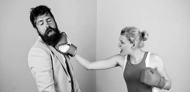 家庭争吵.重拳出击.拳击手戴着手套打架.两性平等.男女拳击比赛照片