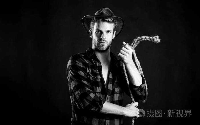 他是强盗.西部牛仔肖像.牧场上的男式格子衬衫.复古风格的男人.