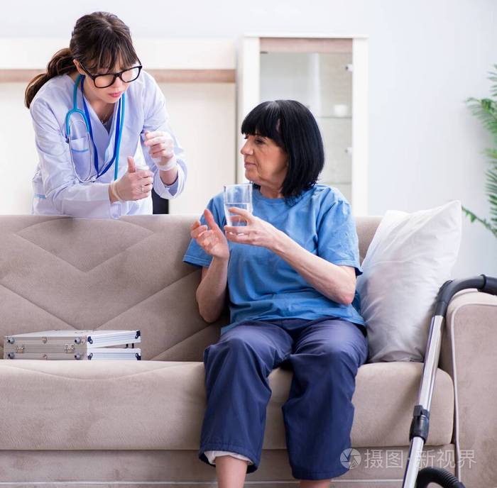 年轻医生探望老熟女