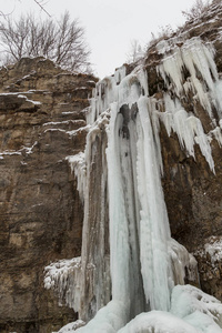 冬天 寒冷的 天空 悬崖 旅行 岩石 自然 公园 风景 瀑布
