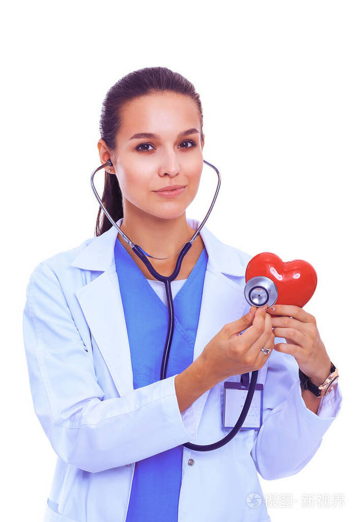 医生用听诊器检查白底隔离的红心