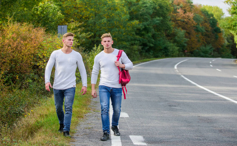 在路上搭便车.旅游旅客旅行自动停止.运输问题照片