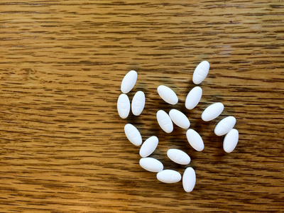 白色椭圆形药丸图片