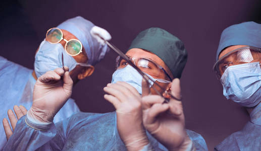 在手术室工作的一群外科医生都是蓝色的。手术医疗队