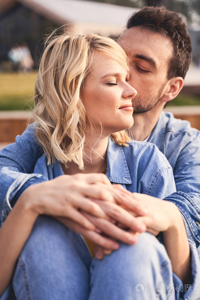 浪漫的白人男子拥抱他的微笑女友