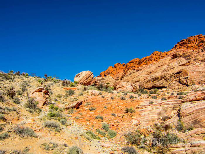 背景是山的峡谷棕色的大斜坡