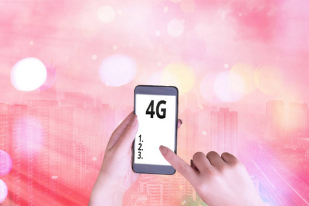 文字标志显示4G。概念照片移动通信标准无线互联网接入速度更快。