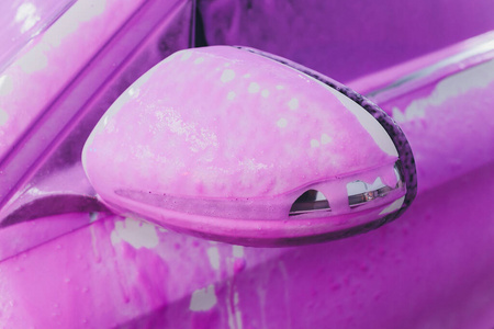 在洗车过程中使用高压水高压喷射清洗机进行封闭式清洗。粉红色泡沫