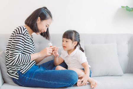 幸福 女孩 指甲 修指甲 中国人 日本人 小孩 童年 可爱的