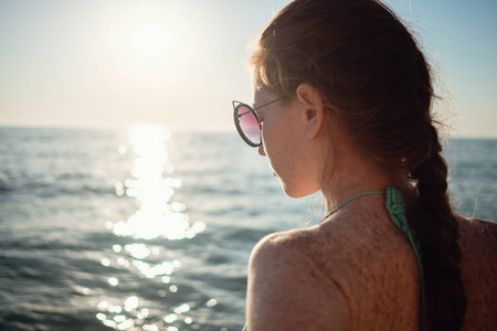 女士 女人 漂亮的 成人 海洋 泳装 自由 泼洒 幸福 日光浴