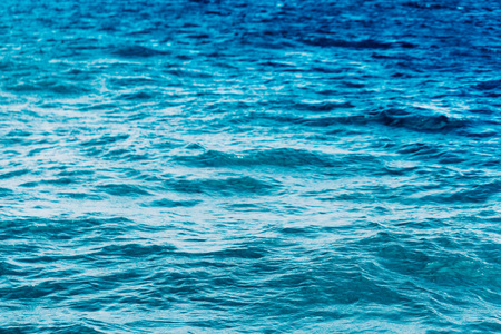 明亮的蓝色海洋，平滑的波浪背景。