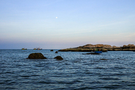 波动 假期 放松 海岸线 旅游业 月亮 岩石 海滩 休息