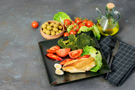平衡的 肉片 美食家 维生素 烹饪 饮食 沙拉 食物 乳房