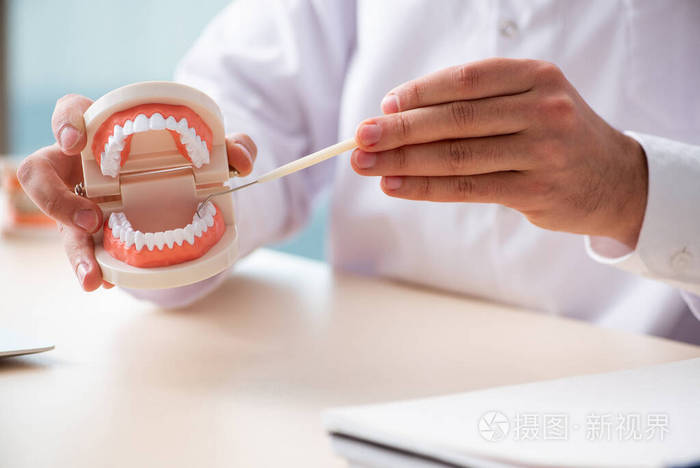 在诊所工作的男口腔医生