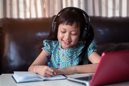 小孩 研究 女孩 知识 笔记本电脑 技术 学生 肖像 微笑