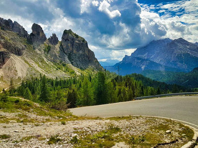 阿尔卑斯山 岩石 森林 美丽的 塞斯托 旅行 山谷 天空