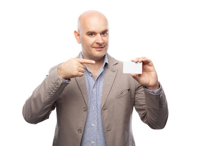 公司宣传片头一个身穿米色西装的秃头男子展示了一张白色隔离的名片.