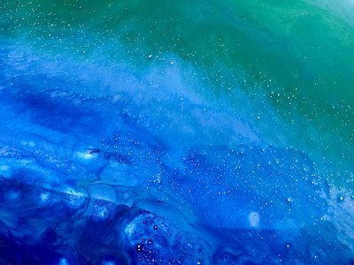 美丽的蓝色质地，带有污渍和溢出的丙烯酸树脂装饰泡沫。背景