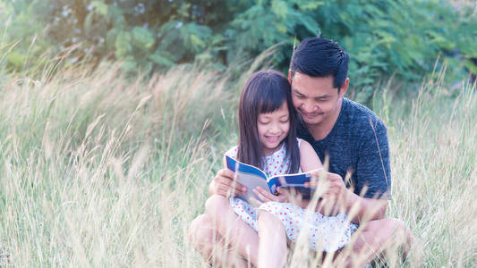 家庭 童年 爸爸 团结 起源 阅读 放松 微笑 女儿 环境