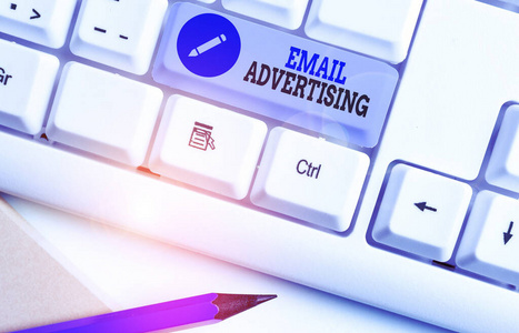 文字文字电子邮件广告。向目标市场发送商业信息的商业概念。