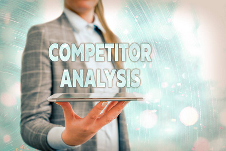 展示竞争对手分析的概念性手稿。商业照片展示决定了竞争市场的强弱。
