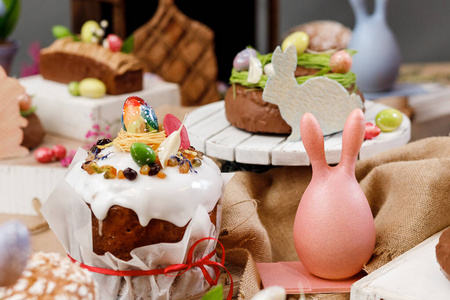 复活节餐桌正统甜面包，巧克力蛋和兔子。节日糕点