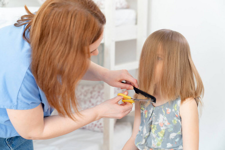 隔离期间，妈妈在家给孩子剪头发。