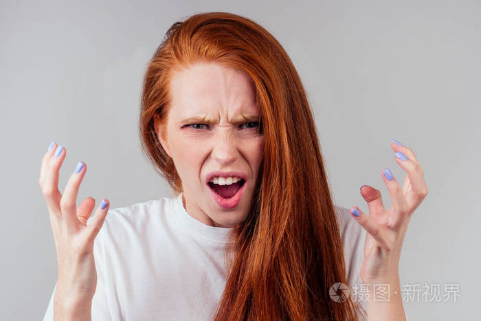 恼人的红发姜女士感到恼怒和愤怒工作室背景照片-正版商用图片2cl0l8-