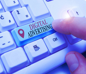显示数字广告的文字标志。概念图片营销的产品或服务使用互联网。