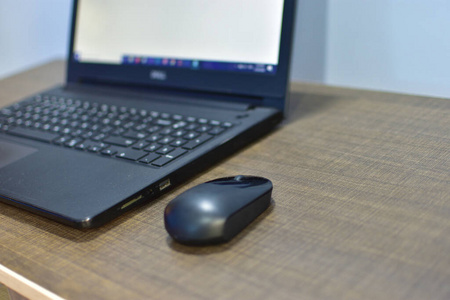 通信 个人电脑 键盘 笔记本电脑 因特网 特写镜头 桌子