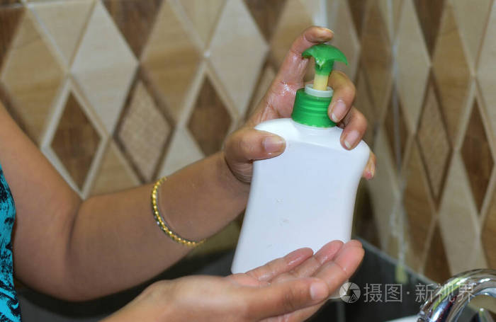 女孩 医生 应用 打扫 大流行 卫生 泡沫 洗手液 医疗保健