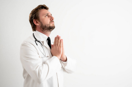 制服 白种人 女士 照顾 临床 医院 摆姿势 祈祷 听诊器