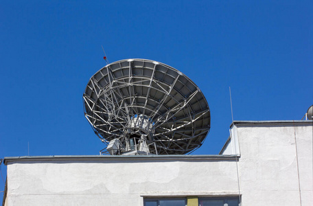 办公楼屋顶卫星通信用碟形天线