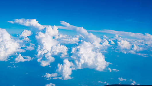 飞机上的蓝天，云和太阳。