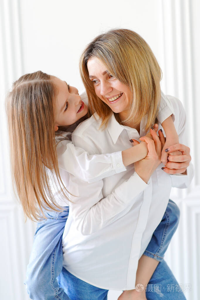 小女孩爱妈妈抱着她