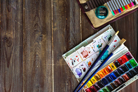 艺术 工具 创造力 学校 画笔 桌子 水彩 调色板 在线