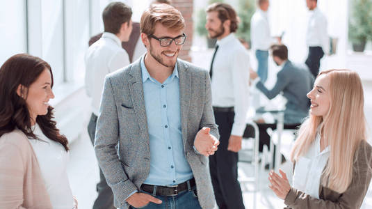 办公室员工谈话图片